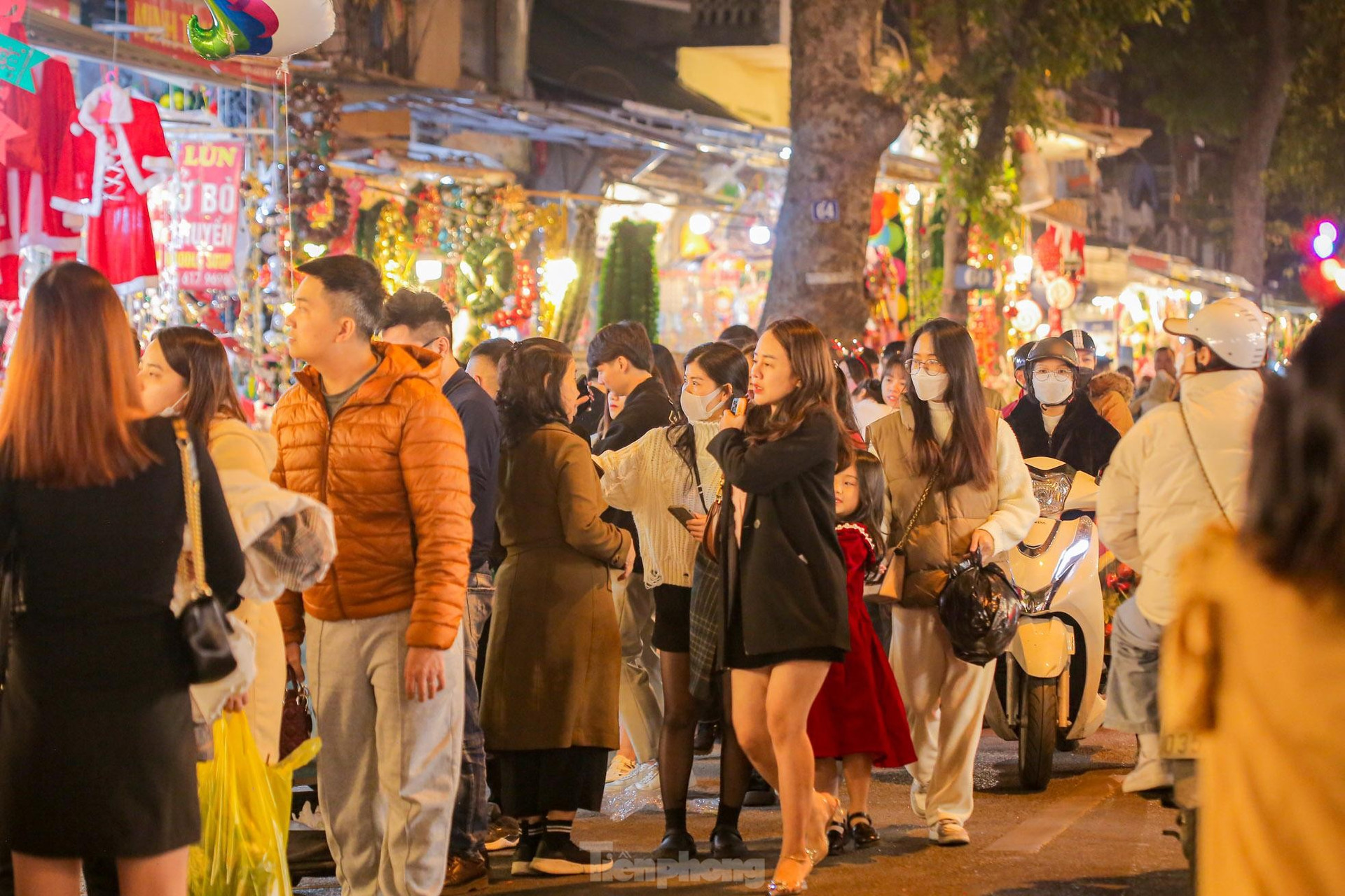 Người Hà Nội chen nhau chụp ảnh trên phố Hàng Mã đón Giáng sinh sớm ảnh 11