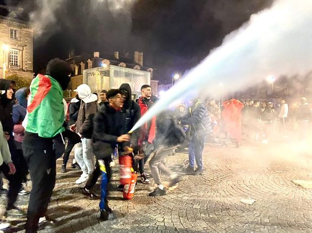Bạo loạn kinh hoàng trong ngày Morocco gục ngã trước Pháp - 1