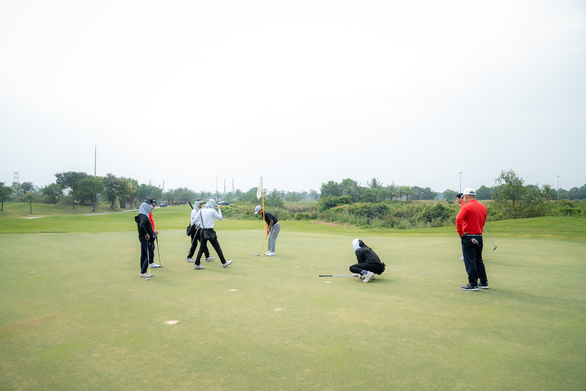 Nữ caddie Việt tiết lộ quy tắc ngầm phục vụ khách trên sân golf - 1