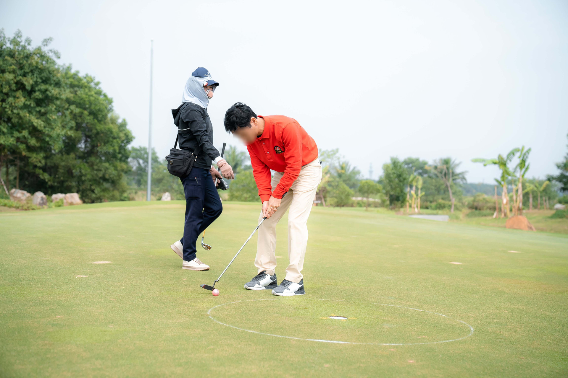 Nữ caddie Việt tiết lộ quy tắc ngầm phục vụ khách trên sân golf - 2