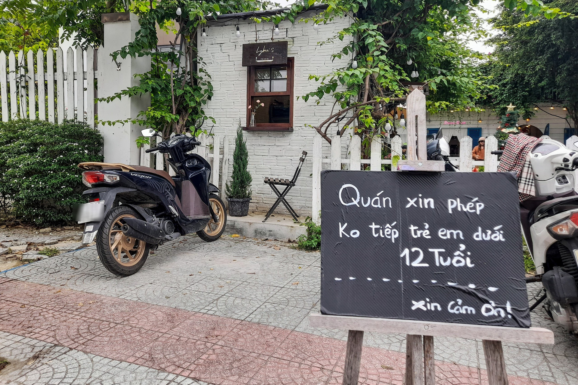 Quán cà phê ở Đà Nẵng gây tranh cãi khi nói không với trẻ dưới 12 tuổi - 1