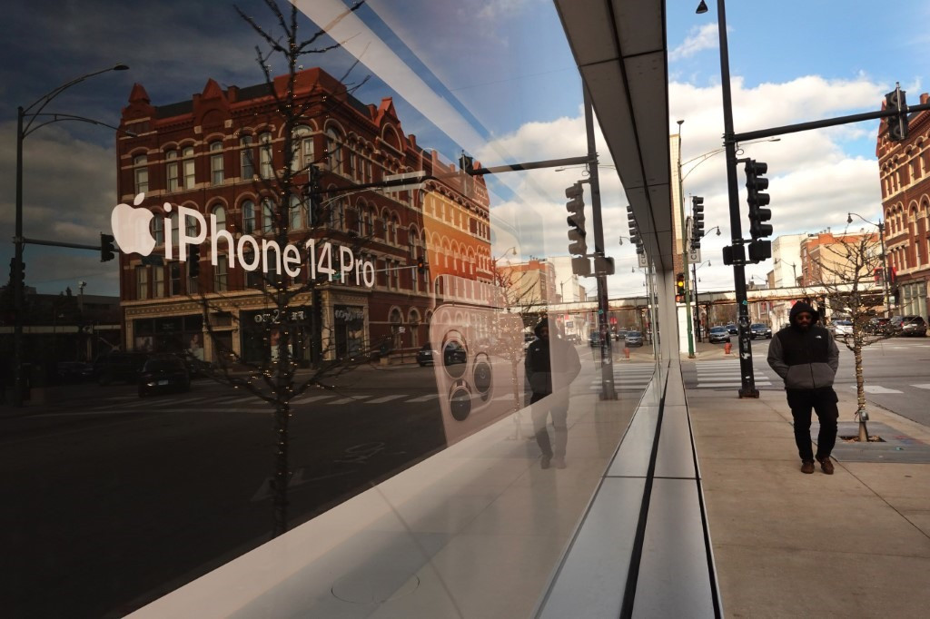 iPhone của Apple được quảng cáo trên cửa sổ của một cửa hàng bán lẻ Apple tại Chicago, Illinois, Mỹ. Ảnh: AFP