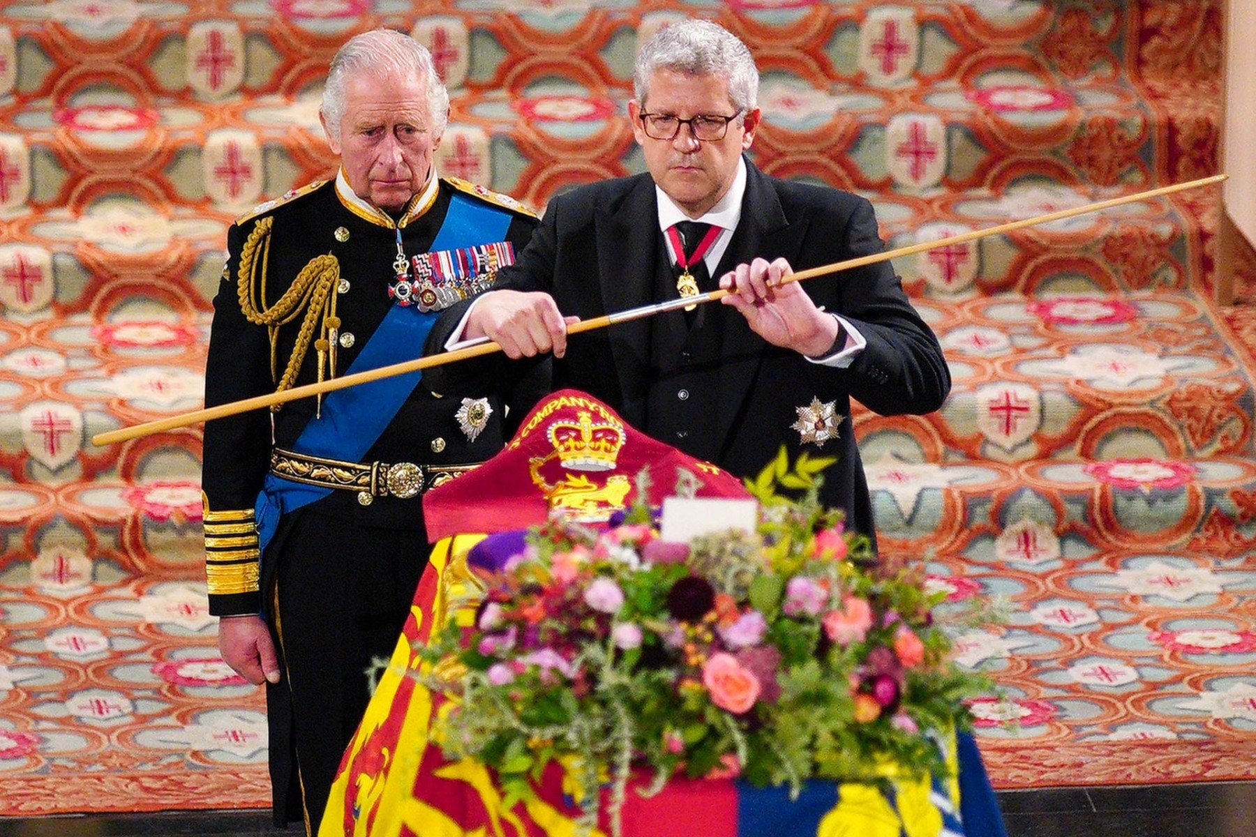 Lãnh chúa Chamberlain bẻ cây gậy tượng trưng cho sự trị vì của nữ hoàng trong đám tang của Nữ hoàng Elizabeth II. Ảnh: AFP