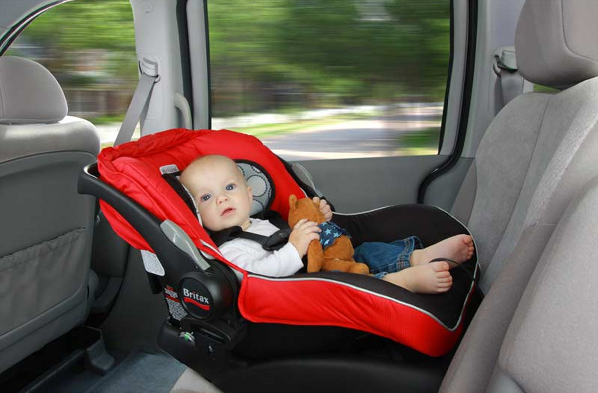 Nguy hiểm nếu trẻ mặc áo phao ngồi vào ghế an toàn trên ô tô  - 1