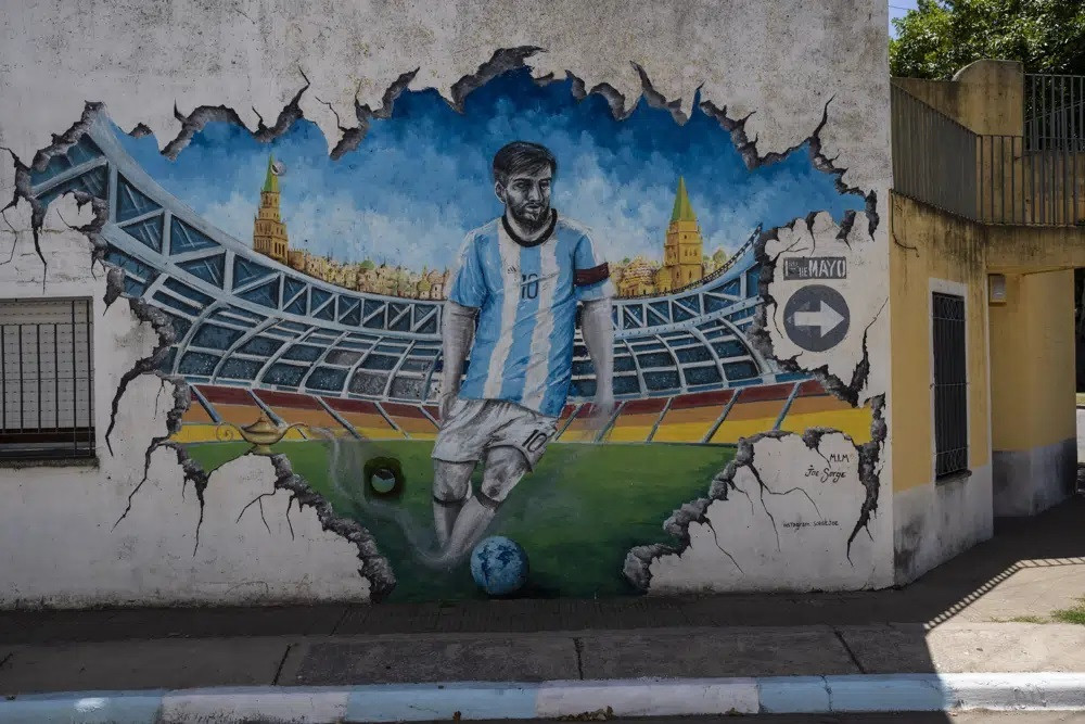 Cận cảnh căn nhà cũ đóng kín cửa, khu phố đầy ắp kỷ niệm của Messi - 1