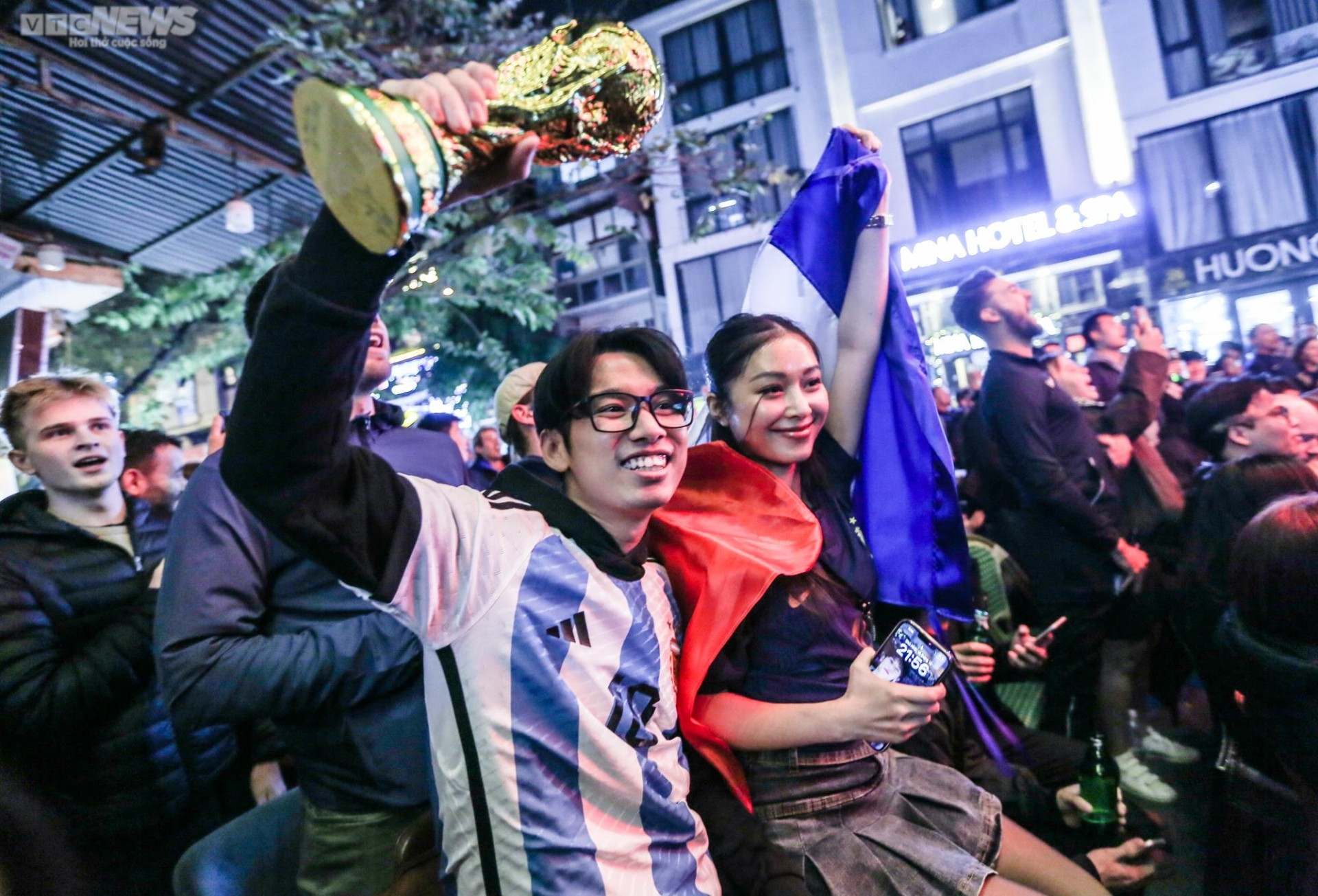 'Phố Tây' Hà Nội đông nghẹt người xem trận chung kết World Cup 2022 - 6