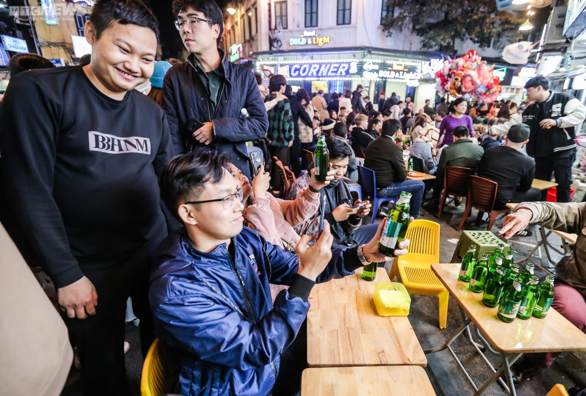 'Phố Tây' Hà Nội đông nghẹt người xem trận chung kết World Cup 2022 - 11
