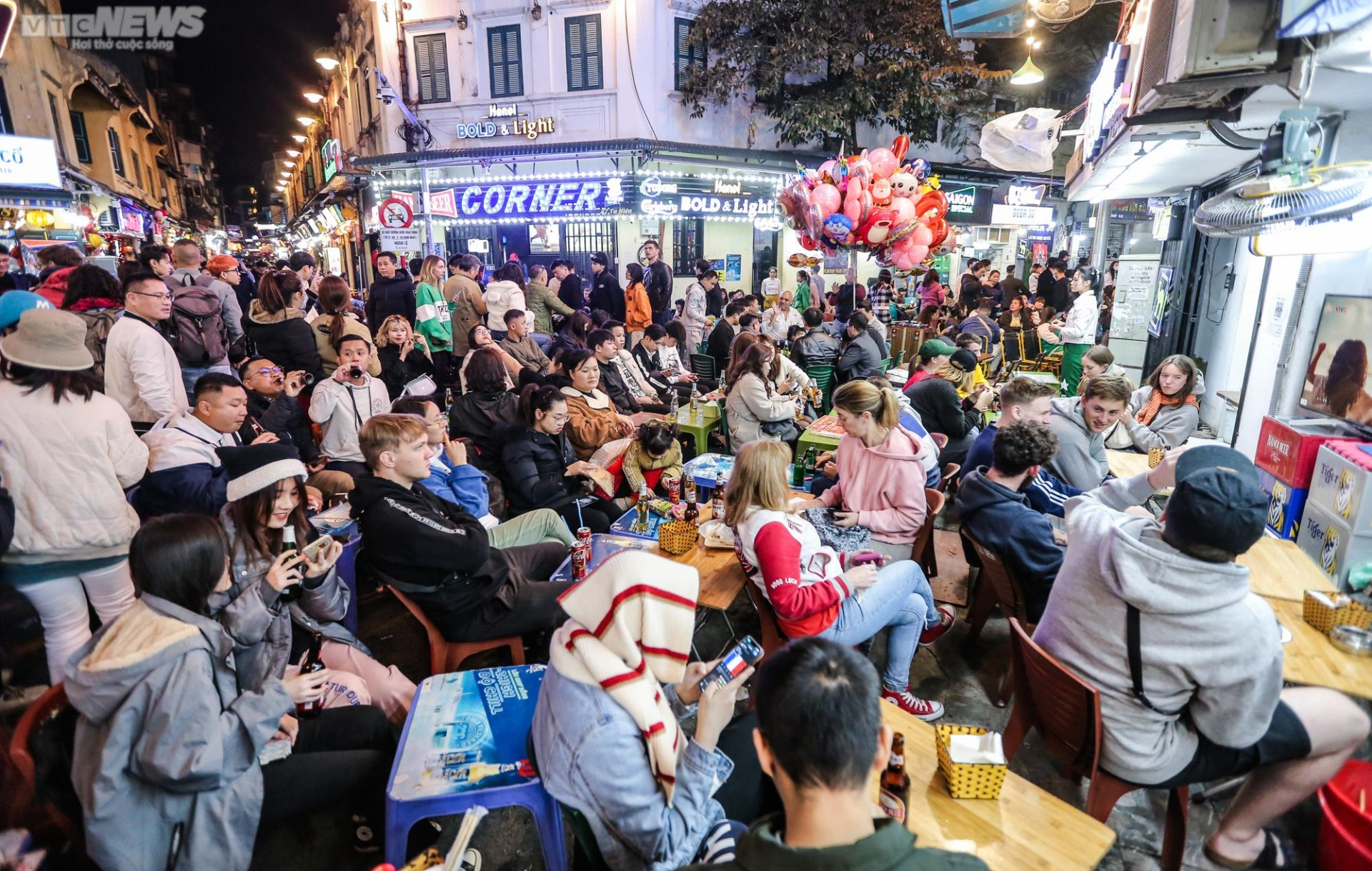 'Phố Tây' Hà Nội đông nghẹt người xem trận chung kết World Cup 2022 - 5