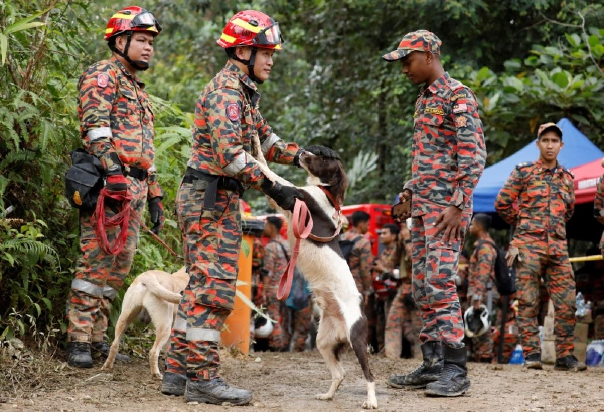 Lở đất Malaysia: Ít nhất 24 người thiệt mạng, tiếp tục tìm kiếm 9 người mất tích - 1