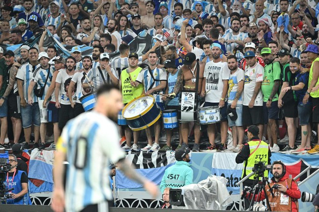 Vì sao người Argentina cuồng bóng đá đến mức ân nhân suốt đời của Messi không muốn họ vô địch? ảnh 1
