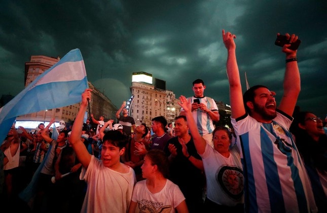 Vì sao người Argentina cuồng bóng đá đến mức ân nhân suốt đời của Messi không muốn họ vô địch? ảnh 4