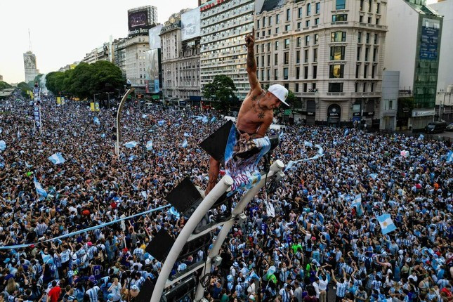 Vì sao người Argentina cuồng bóng đá đến mức ân nhân suốt đời của Messi không muốn họ vô địch? ảnh 5