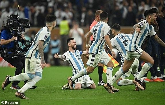 Cảm xúc vỡ òa của Messi và Argentina trong ngày vô địch World Cup - 12