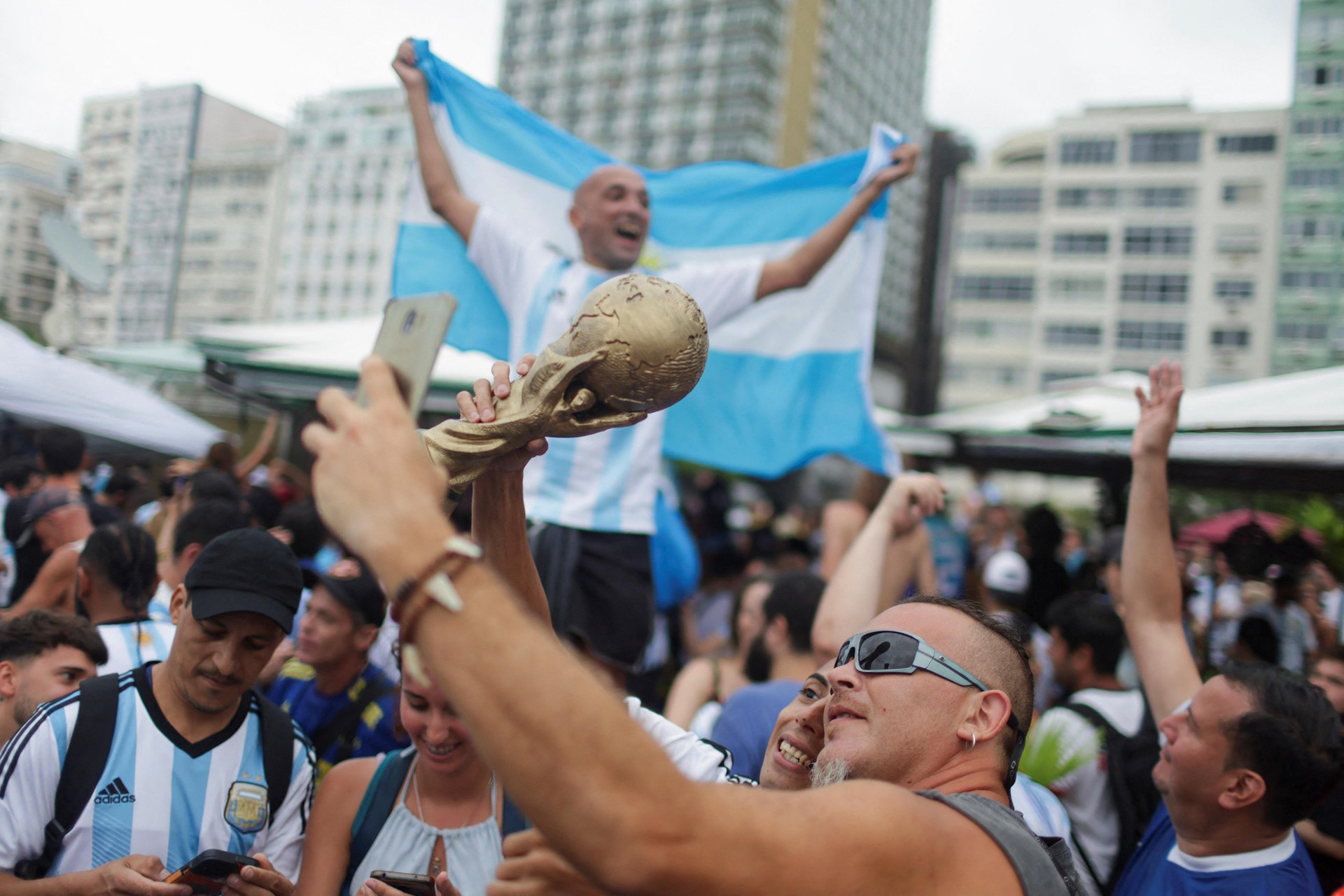 Thủ đô Argentina chìm trong mưa nước mắt vì hạnh phúc ảnh 13