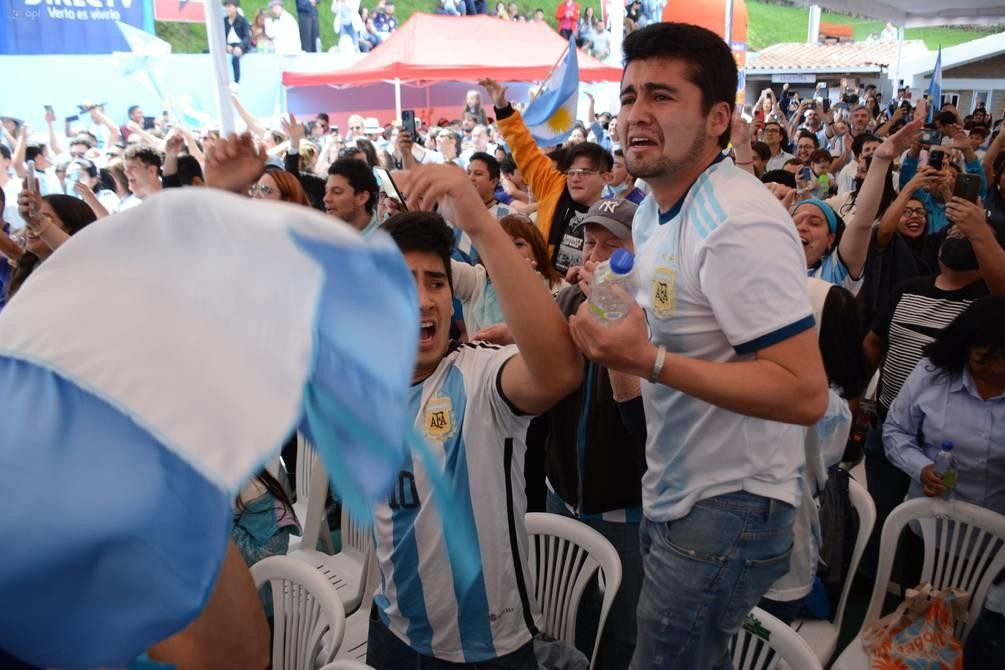 Thủ đô Argentina chìm trong mưa nước mắt vì hạnh phúc ảnh 3