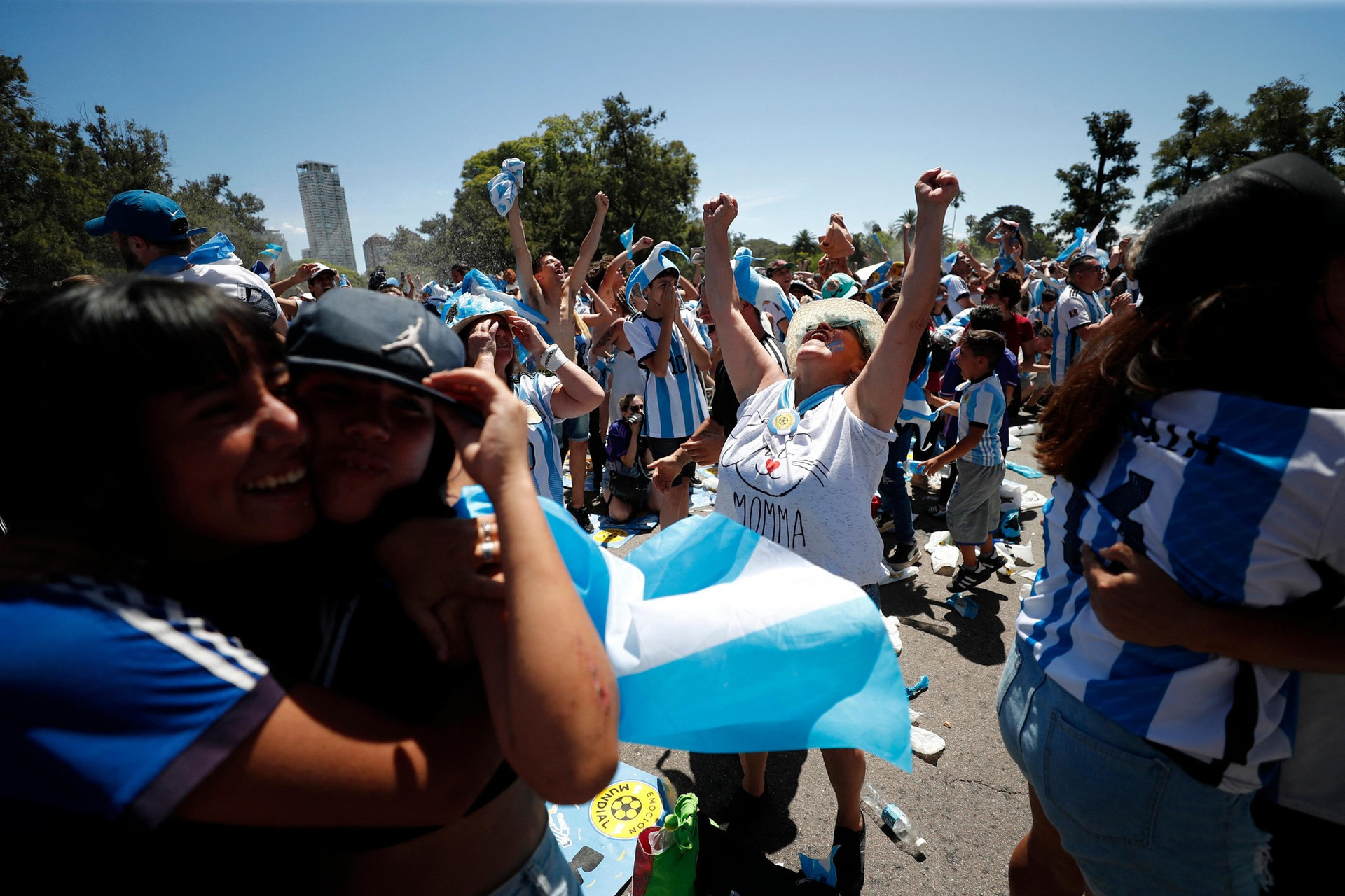 Thủ đô Argentina chìm trong mưa nước mắt vì hạnh phúc ảnh 8