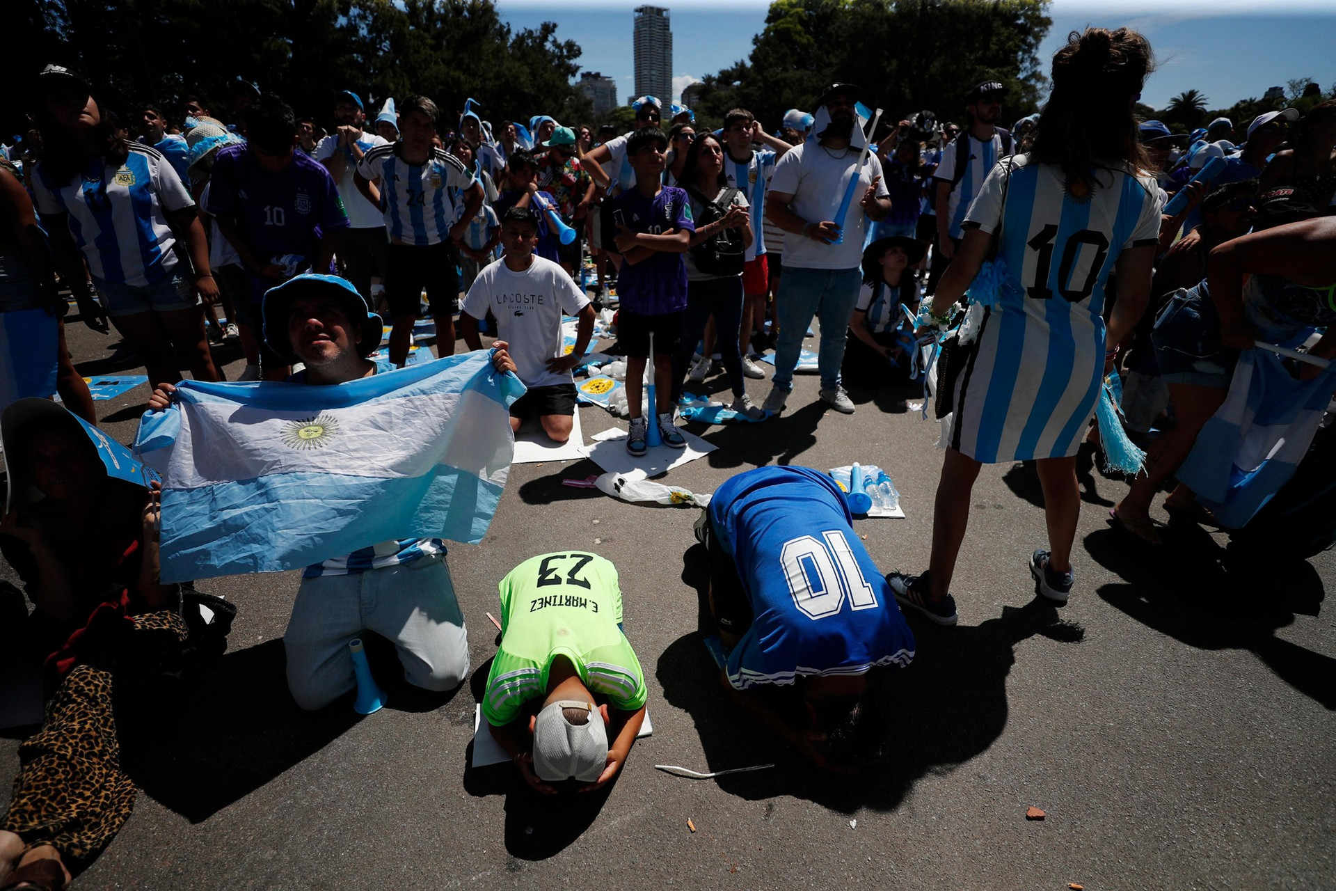 Thủ đô Argentina chìm trong mưa nước mắt vì hạnh phúc ảnh 7