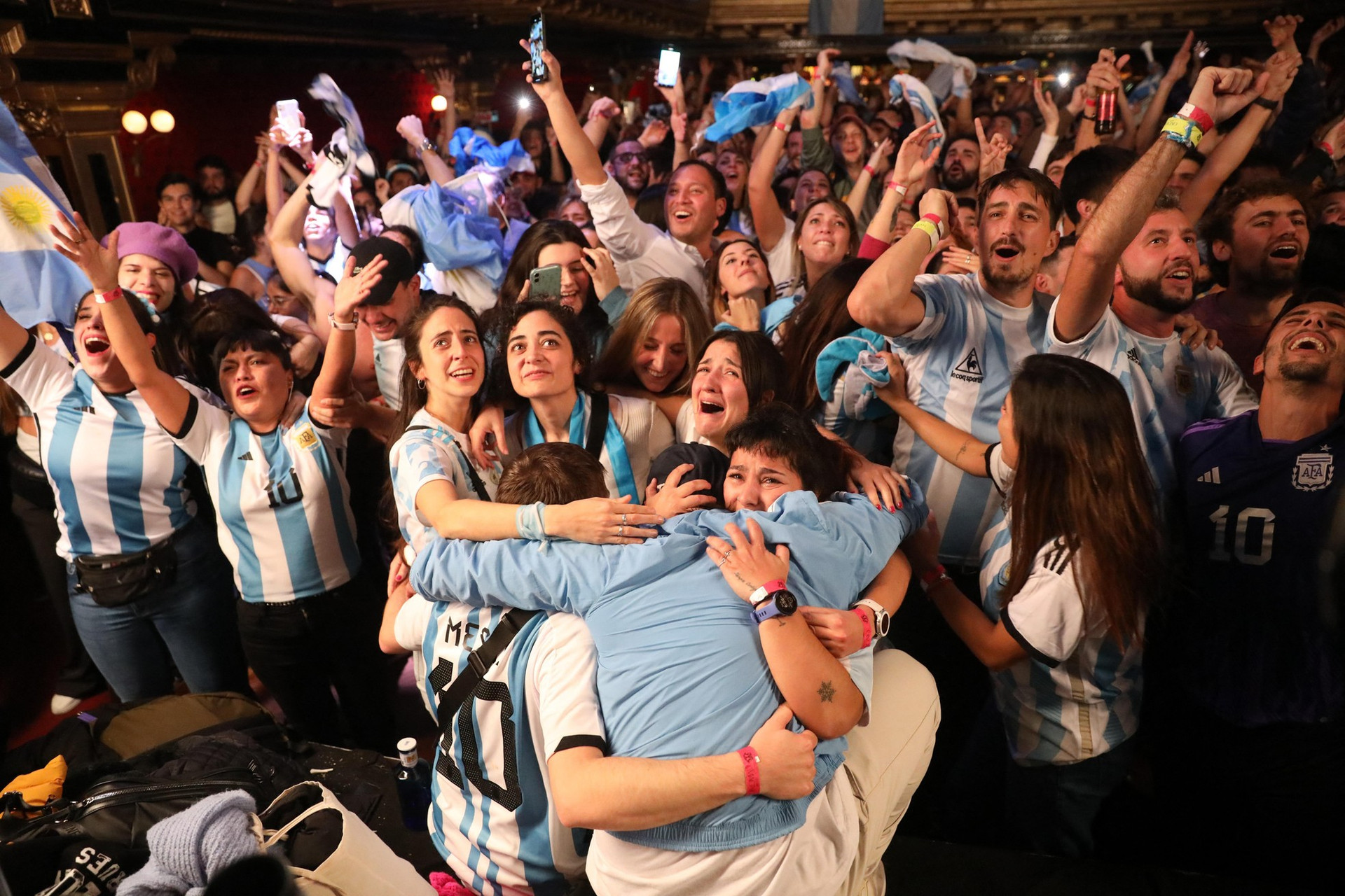 Thủ đô Argentina chìm trong mưa nước mắt vì hạnh phúc ảnh 9