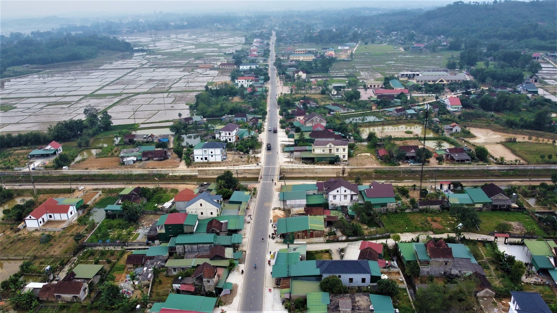 Dự án nghìn tỷ đi qua, nhà dân thành hầm, bơm nước mưa cả ngày không hết - 13