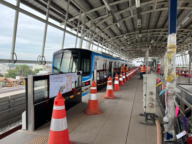 Cận cảnh đoàn tàu metro Bến Thành - Suối Tiên chạy thử ở TPHCM ảnh 1