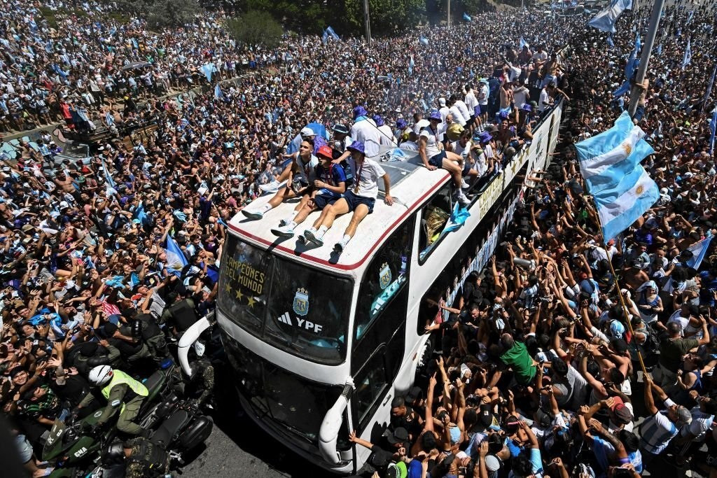 Messi và các đồng đội phải hủy lễ diễu hành ăn mừng chiến công - 2