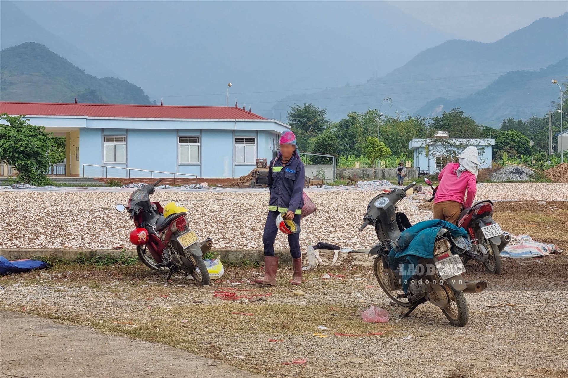 Chủ của số nông sản trên cho biết, do thấy diện tích đất trong khuôn viên dự án bệnh viện chưa được sử dụng, cỏ mọc um tùm nên đã mượn lại để cải tạo làm sân phơi sắn. Khi bệnh viện cần, mặt bằng này sẽ được hoàn trả như ban đầu.