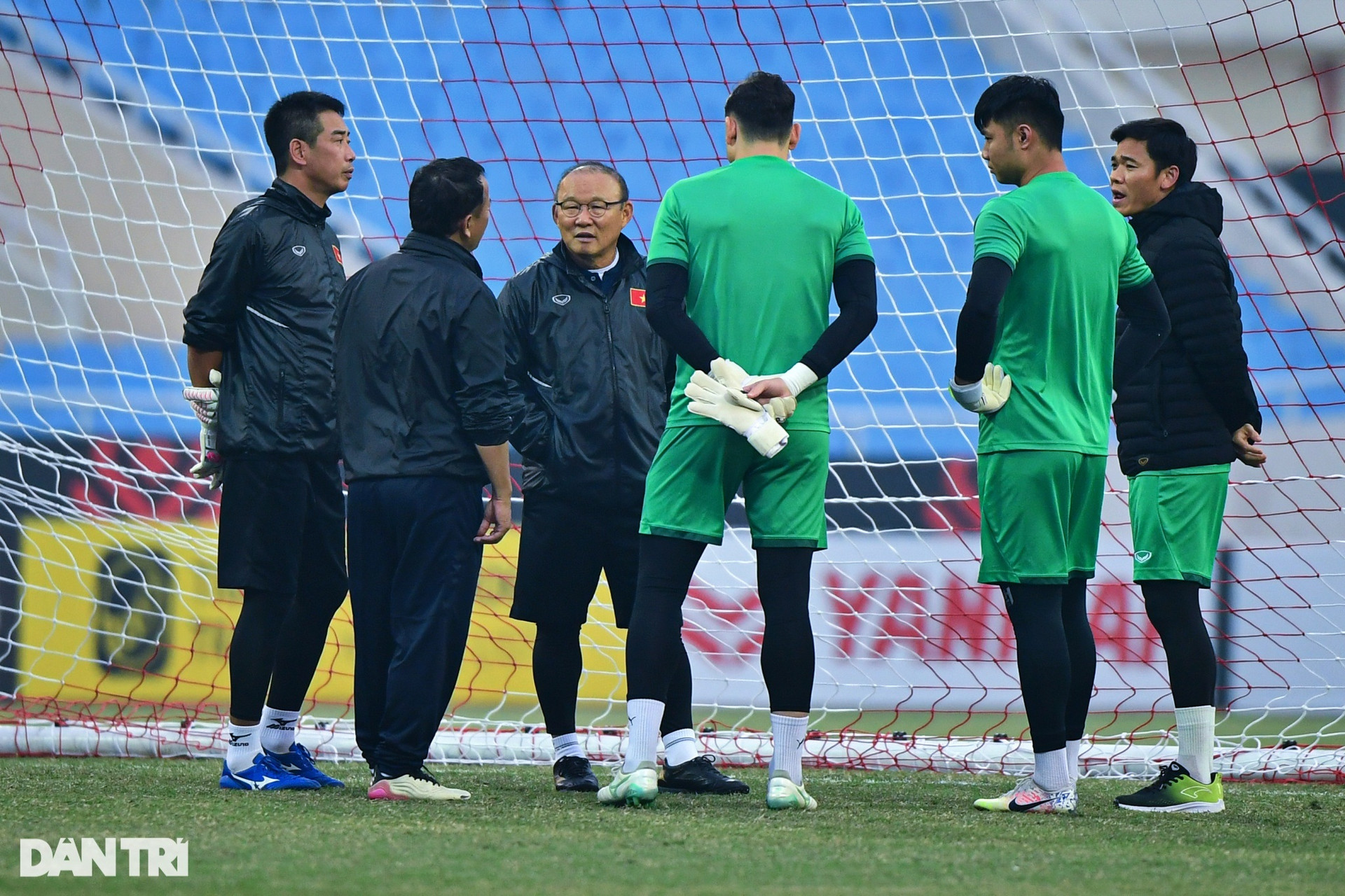 Đội tuyển Việt Nam tập luyện trên mặt cỏ vàng úa sân Mỹ Đình - 7