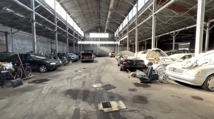 Phát hiện nhà kho bỏ hoang chứa siêu xe Rolls-Royces, BMW - 1