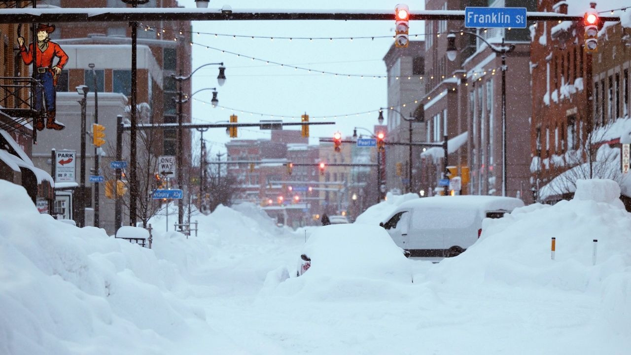 Thành phố của Mỹ chìm trong lớp tuyết dày tới 1,2m - 2