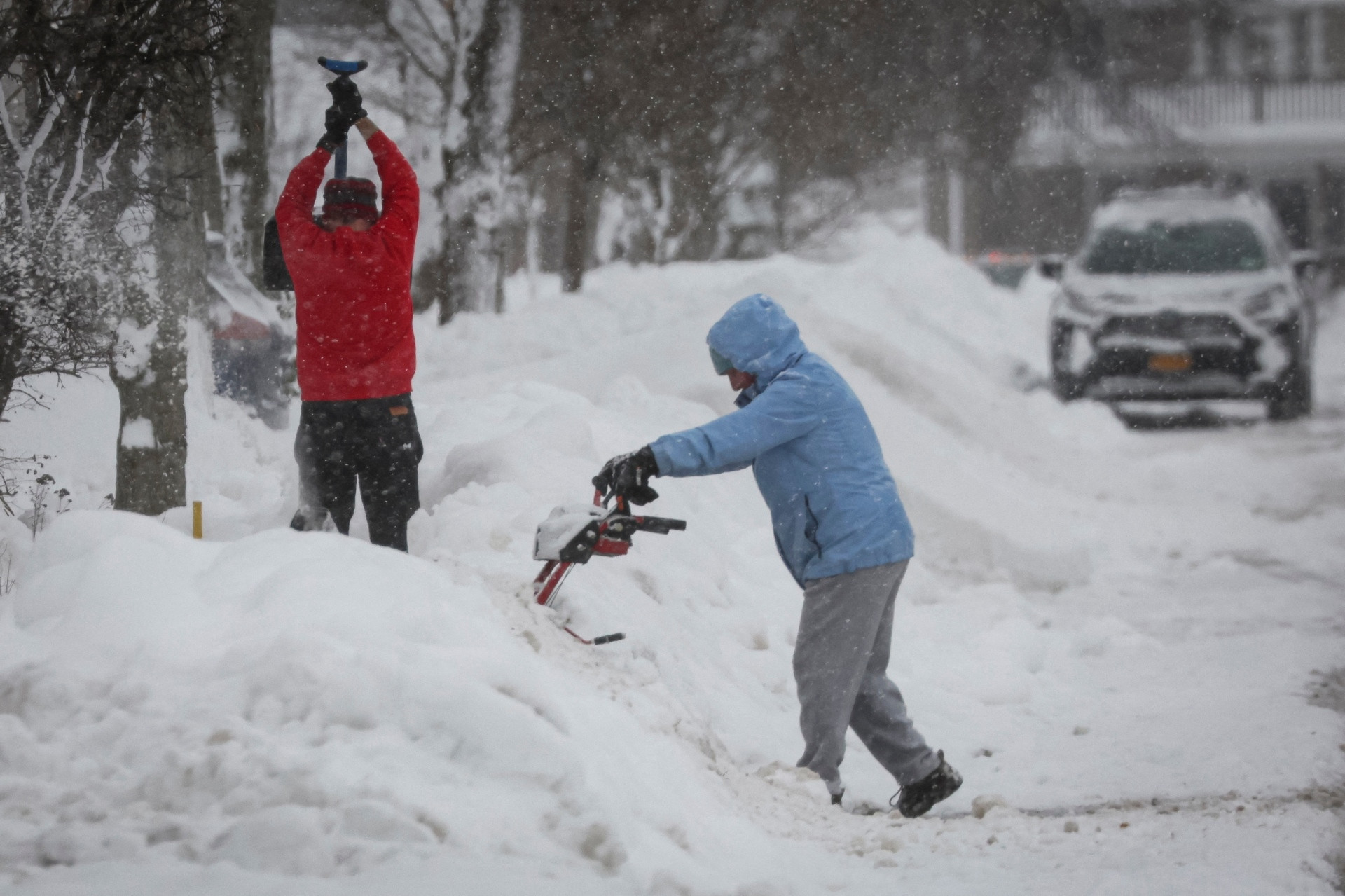Thành phố của Mỹ chìm trong lớp tuyết dày tới 1,2m - 14