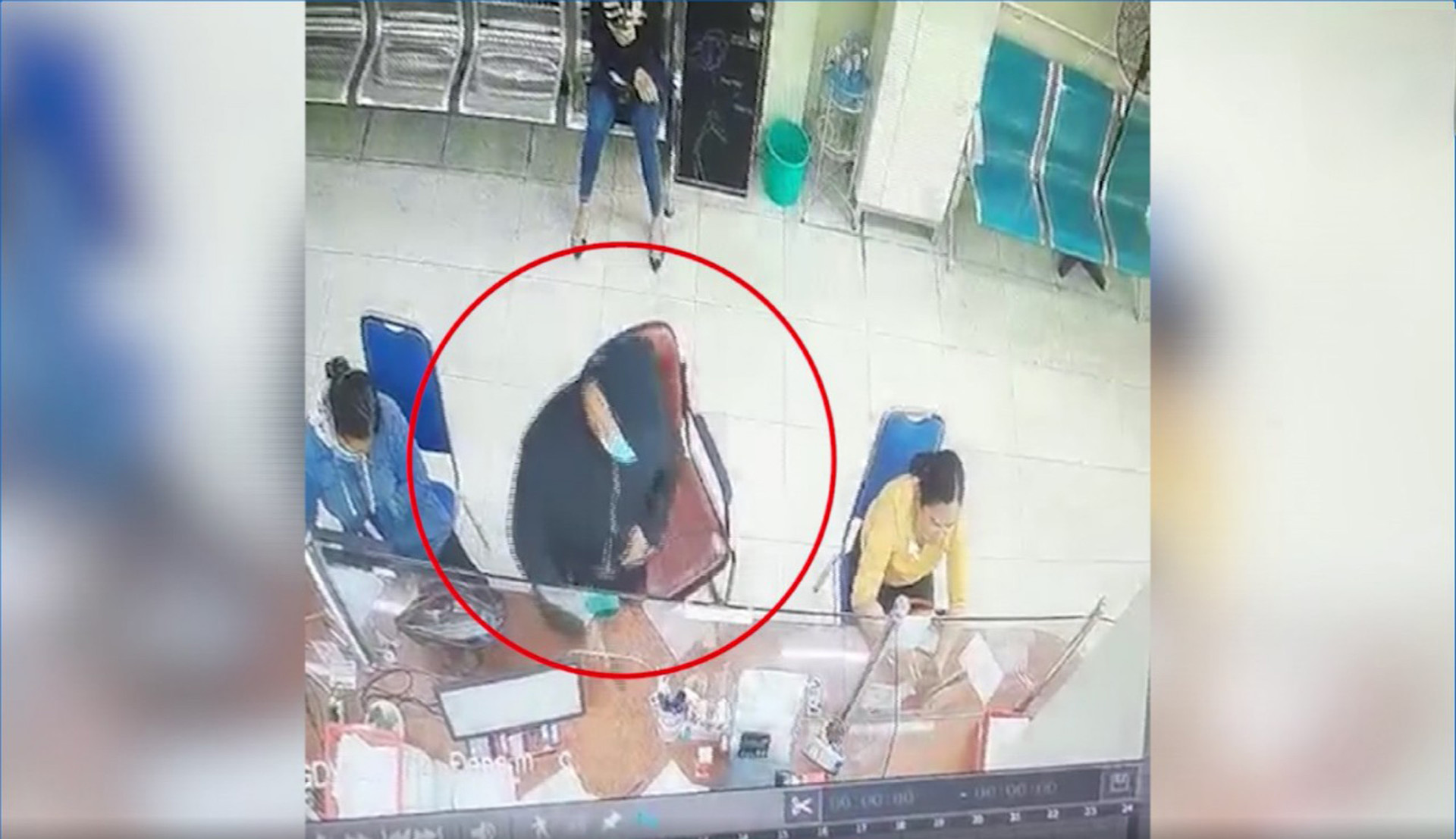 Truy bắt kẻ dùng súng nhựa cướp tiền của khách tại ngân hàng ở Đồng Nai - 1