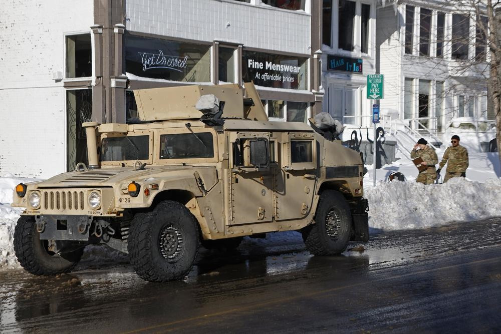 Vệ binh quốc gia Mỹ gõ cửa từng nhà tìm nạn nhân bão tuyết ở Buffalo  - 5