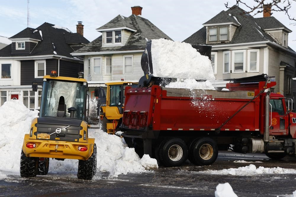 Vệ binh quốc gia Mỹ gõ cửa từng nhà tìm nạn nhân bão tuyết ở Buffalo  - 10
