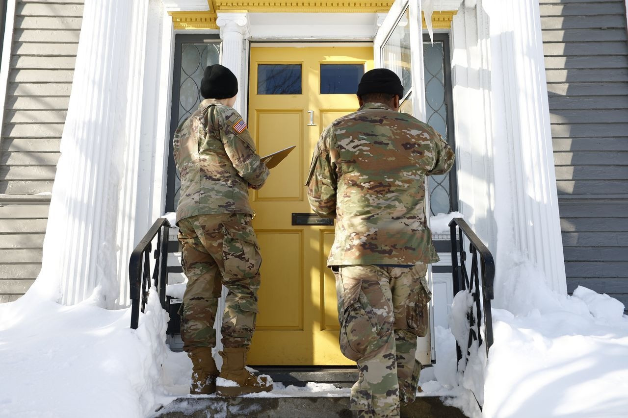 Vệ binh quốc gia Mỹ gõ cửa từng nhà tìm nạn nhân bão tuyết ở Buffalo  - 1