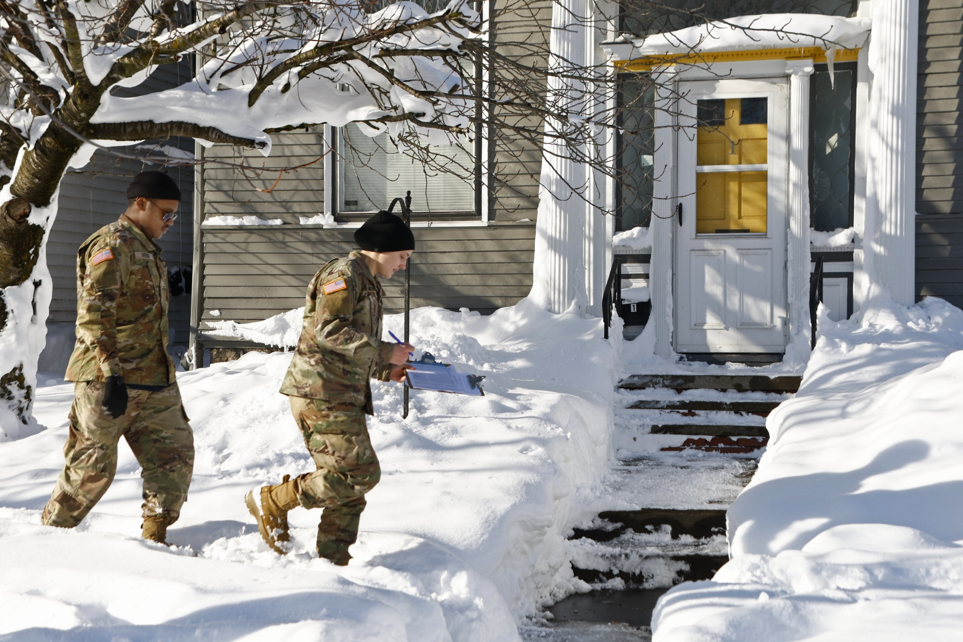 Vệ binh quốc gia Mỹ gõ cửa từng nhà tìm nạn nhân bão tuyết ở Buffalo  - 2