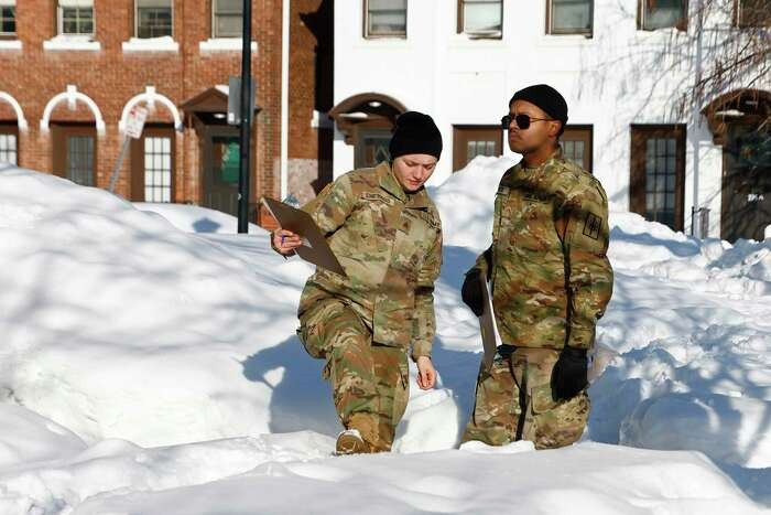 Vệ binh quốc gia Mỹ gõ cửa từng nhà tìm nạn nhân bão tuyết ở Buffalo  - 3