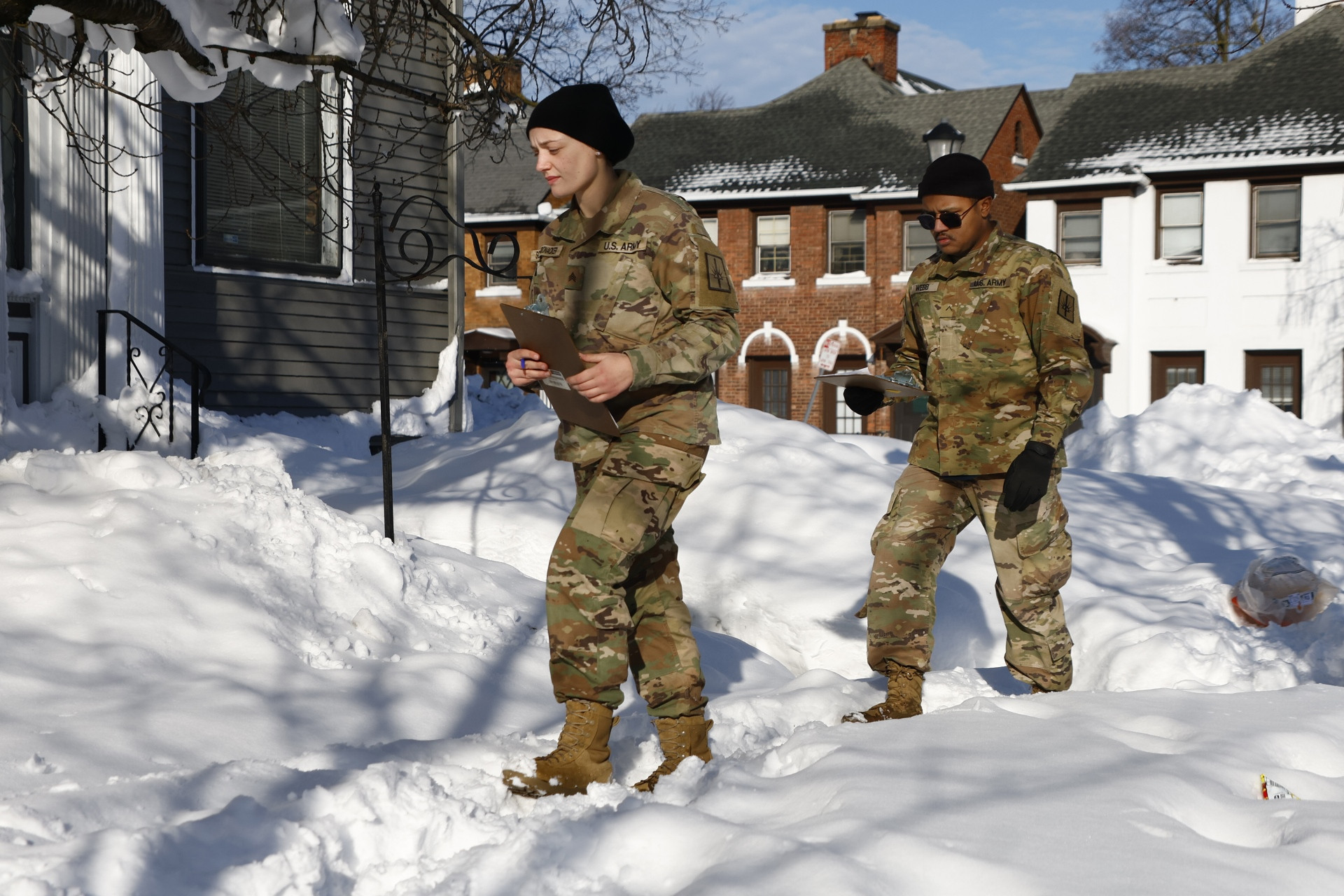Vệ binh quốc gia Mỹ gõ cửa từng nhà tìm nạn nhân bão tuyết ở Buffalo  - 4
