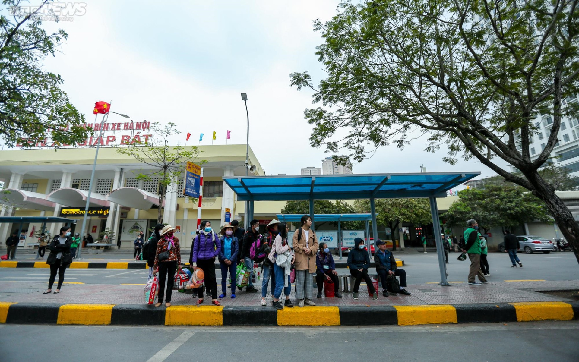 Bến xe Hà Nội nhộn nhịp người dân trở lại thành phố sau 3 ngày nghỉ Tết - 2