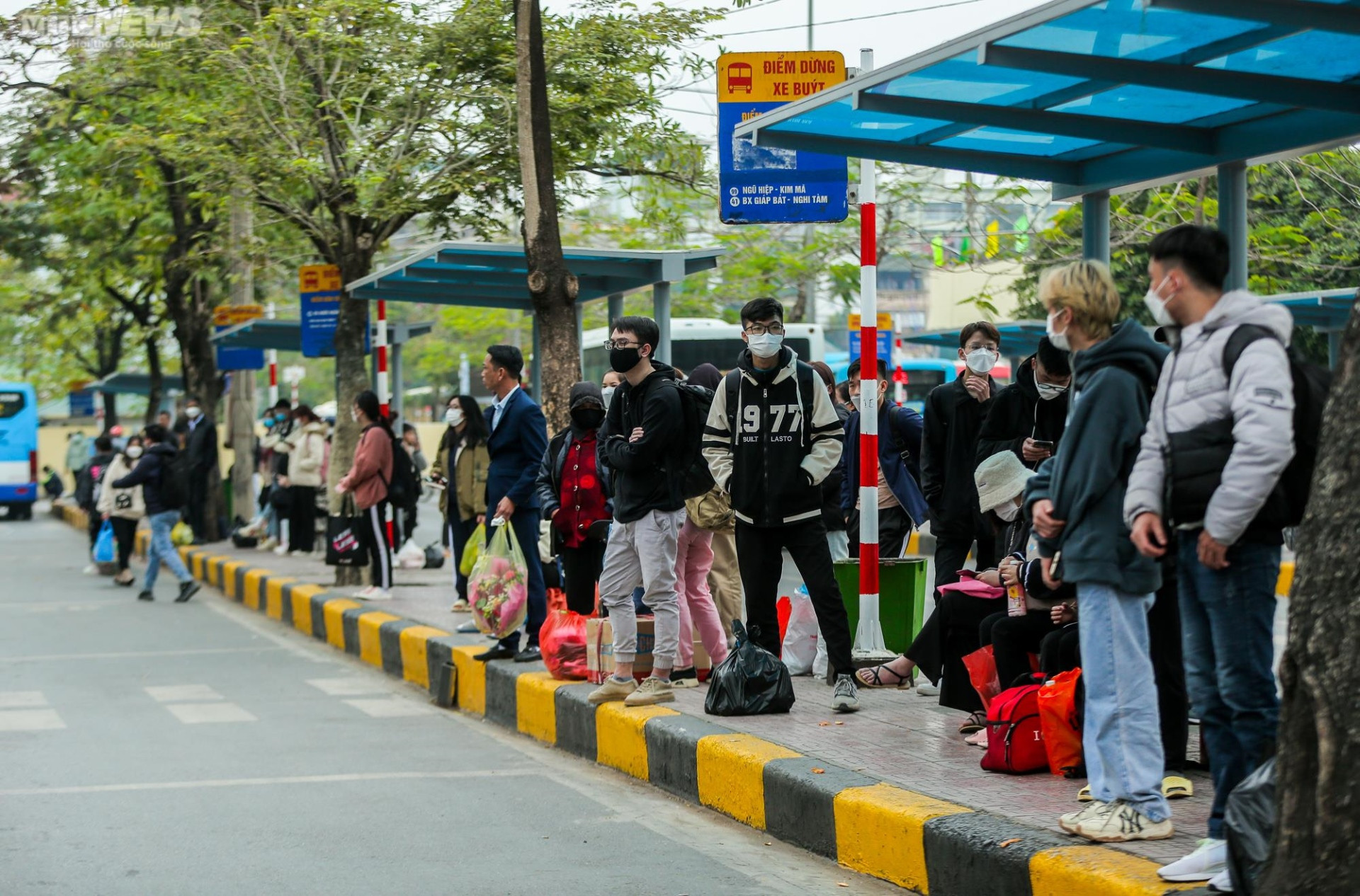 Bến xe Hà Nội nhộn nhịp người dân trở lại thành phố sau 3 ngày nghỉ Tết - 14