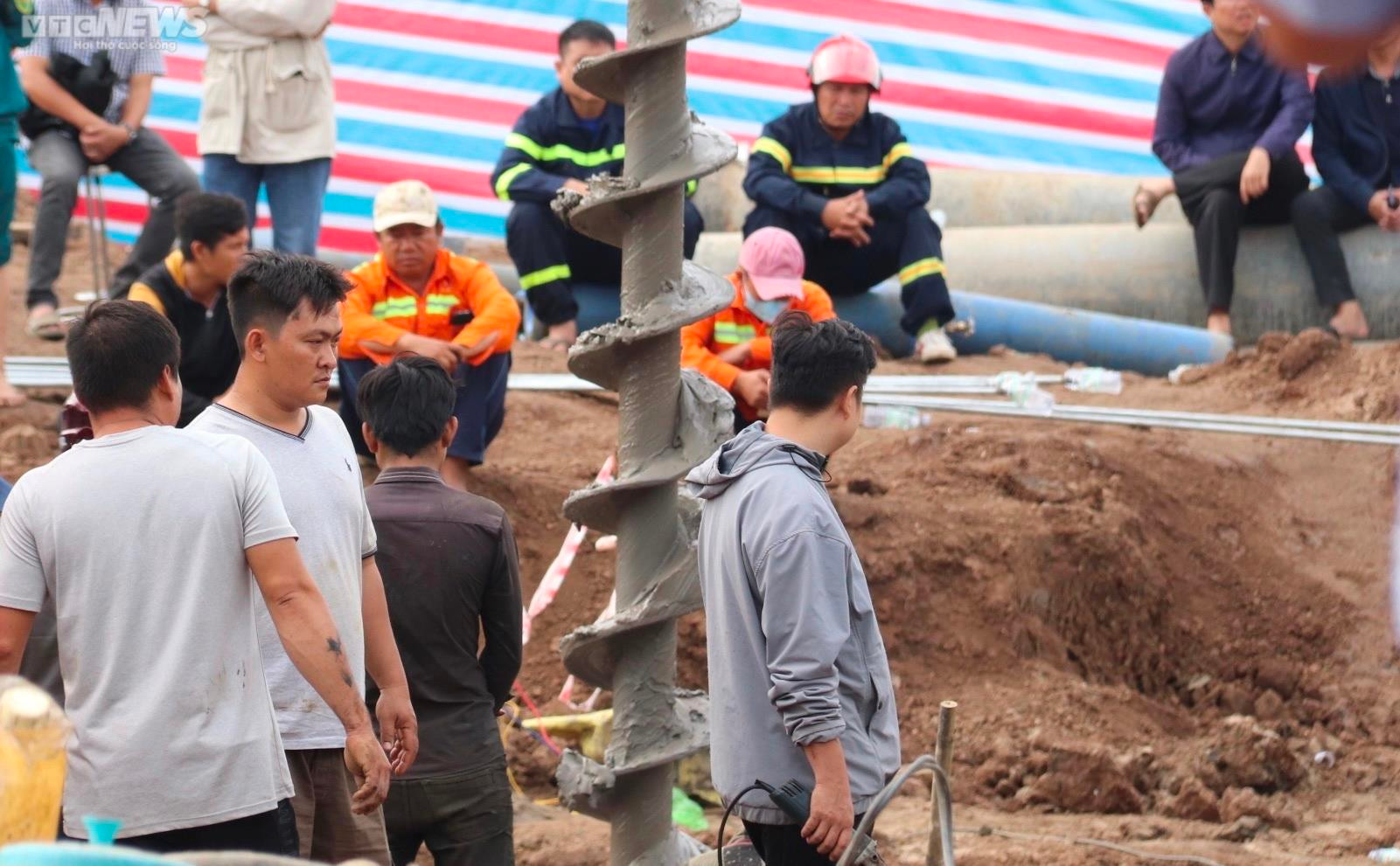 Hiện trường cứu nạn bé trai 10 tuổi lọt xuống trụ bê tông sâu 35m ở Đồng Tháp - 2