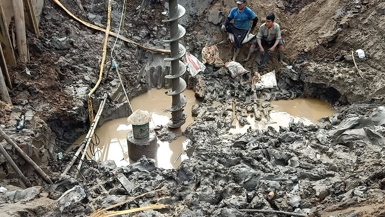 Hiện trường cứu nạn bé trai 10 tuổi lọt xuống trụ bê tông sâu 35m ở Đồng Tháp - 10