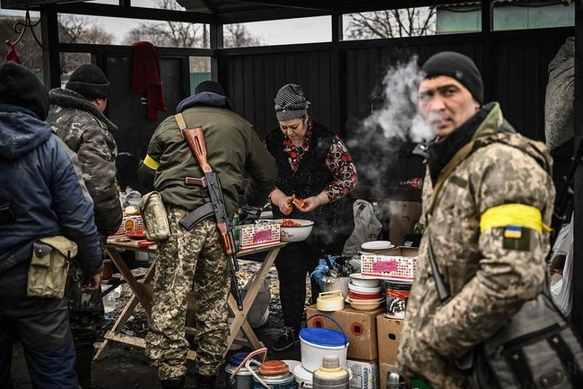 Đầm lầy, rừng rậm và pháo kích: Năm mới trên tiền tuyến phía bắc Ukraine - 2