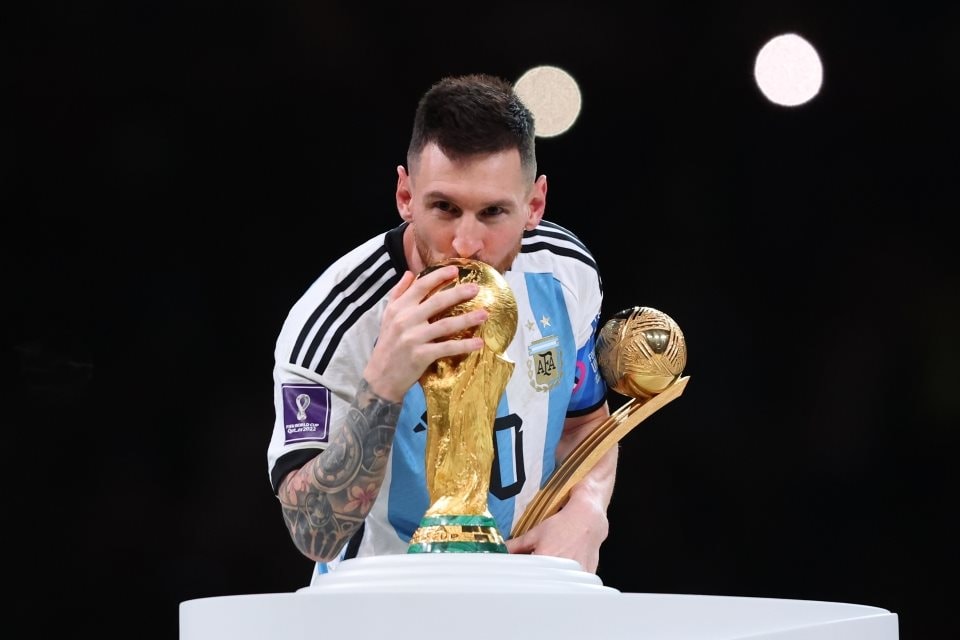 lionel-messi-argentina-kisses-world-783830849.jpg