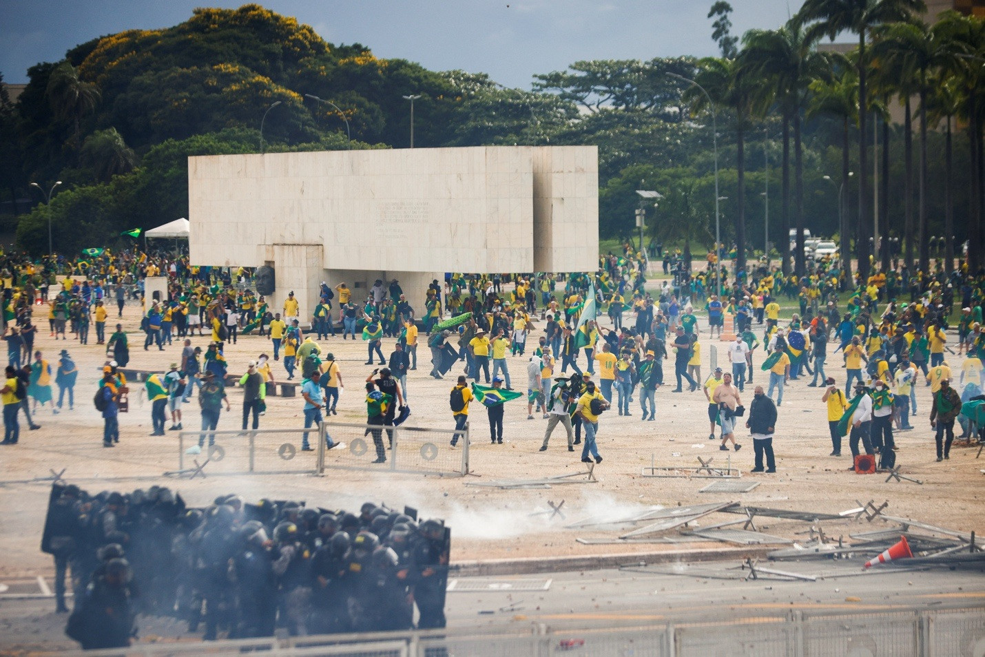 Đám đông người biểu tình xông vào dinh tổng thống Brazil - 1