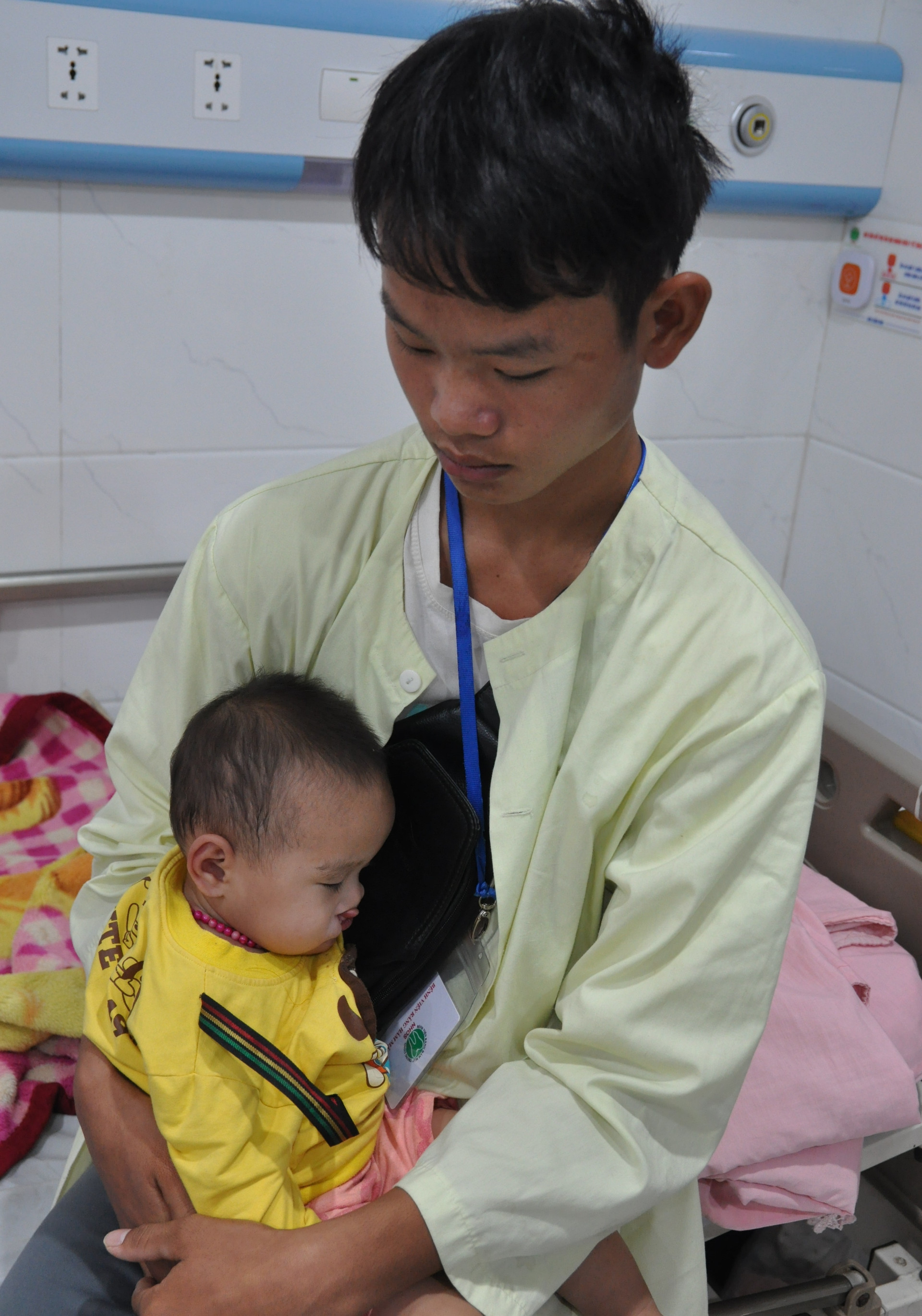 Tiếng cầu cứu của bé gái 1 tuổi dân tộc Mông mang dị tật khe hở chéo mặt - 2