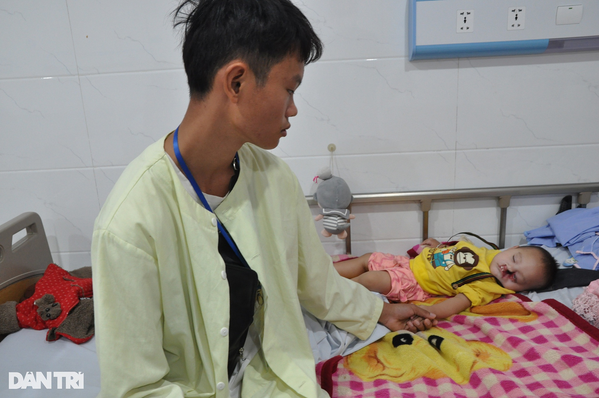 Tiếng cầu cứu của bé gái 1 tuổi dân tộc Mông mang dị tật khe hở chéo mặt - 4