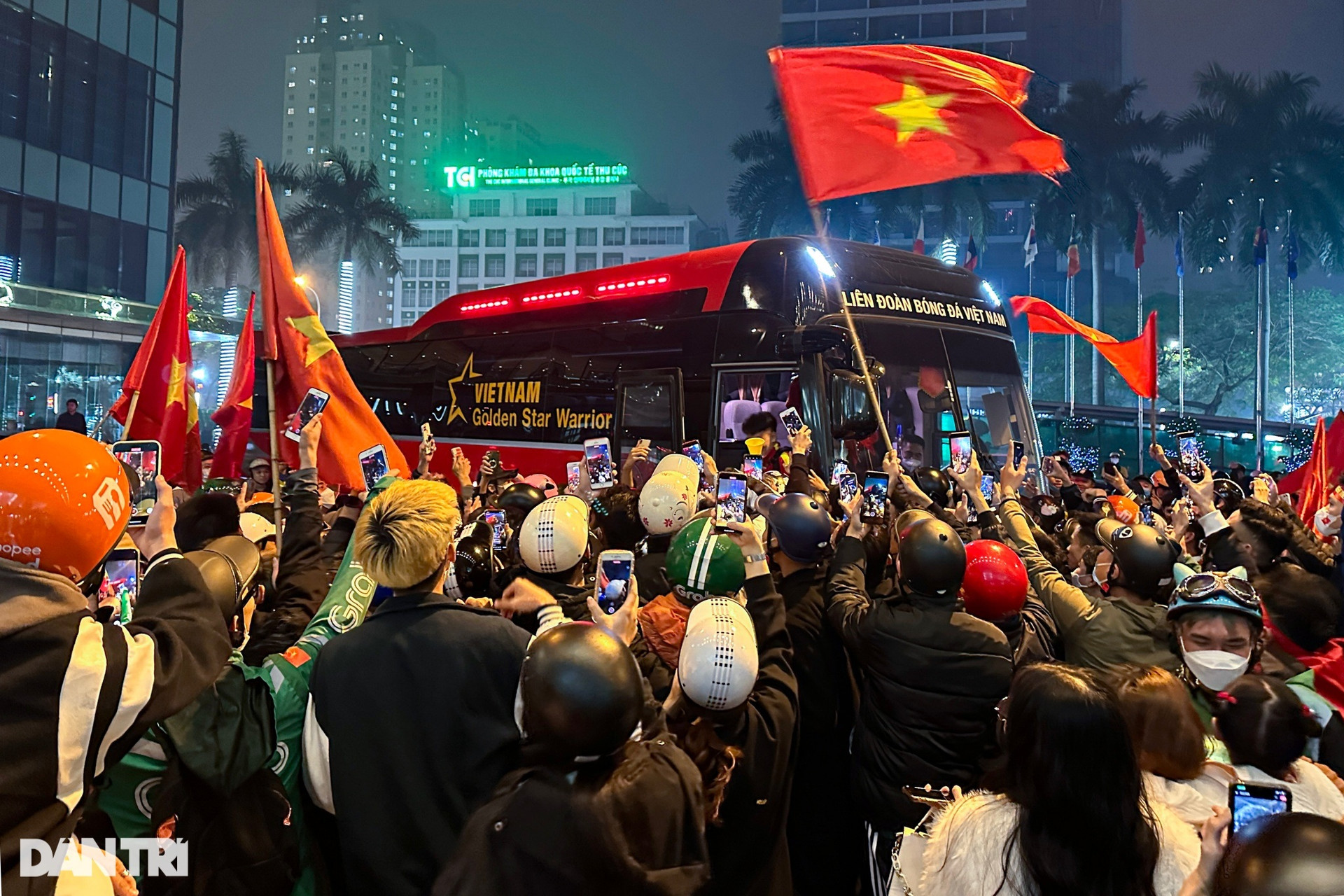 CĐV vây kín xe buýt, vẫy cờ chúc mừng chiến thắng của tuyển Việt Nam - 11
