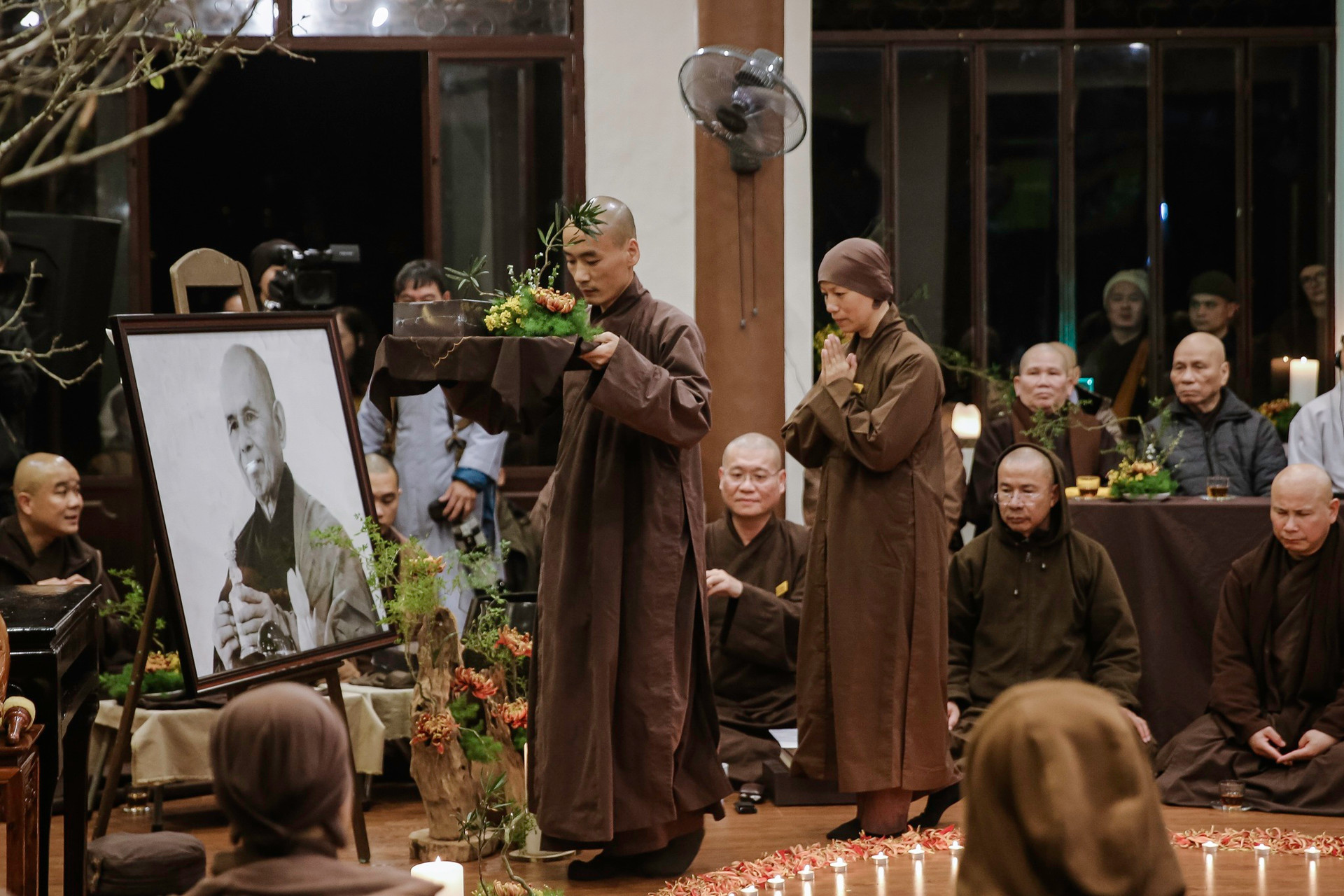 Tăng ni, Phật tử tưởng niệm một năm ngày thiền sư Thích Nhất Hạnh viên tịch - 2