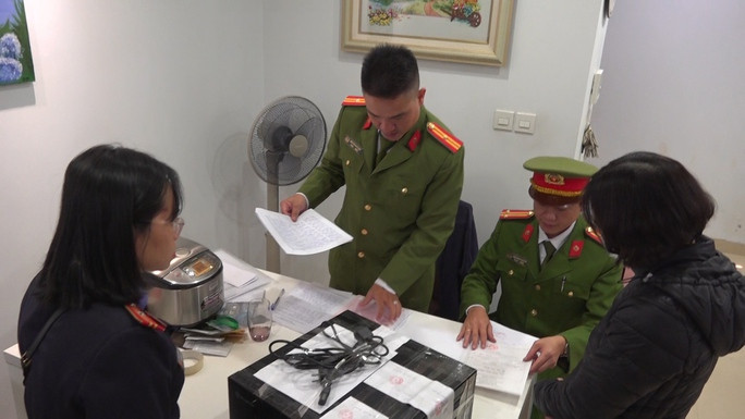 Loạt ảnh khám xét, bắt lãnh đạo Cục Đăng kiểm Việt Nam - Ảnh 11.