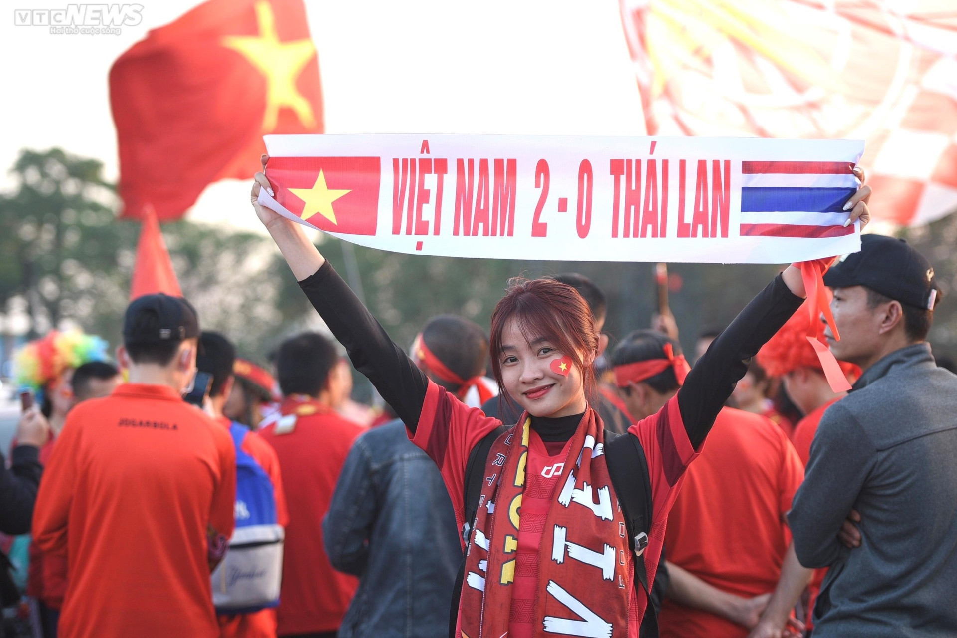 Mỹ Đình 'rực lửa' trước giờ khai màn chung kết Việt Nam vs Thái Lan - 5